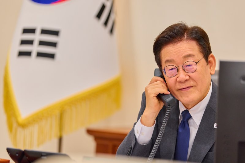 이재명 대통령이 20일 용산 대통령실에서 압델 파타 엘시시 이집트 대통령과 통화하고 있다. 대통령실 제공