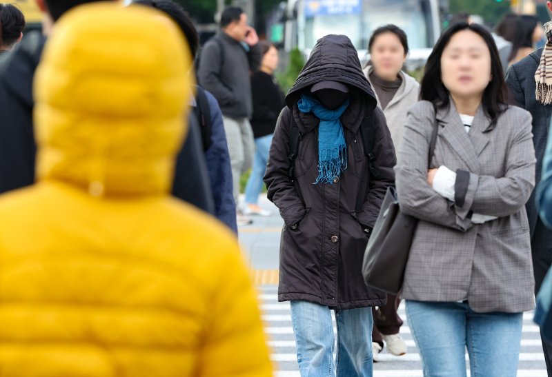  북쪽의 찬 공기 유입으로 전국 대부분 지역의 아침 기온이 급격히 떨어진 20일 오전 서울 종로구 세종대로 사거리에서 두꺼운 외투를 입은 시민들이 발걸음을 재촉하고 있다. 2025.10.20. &#x2F;사진&#x3D;뉴시스