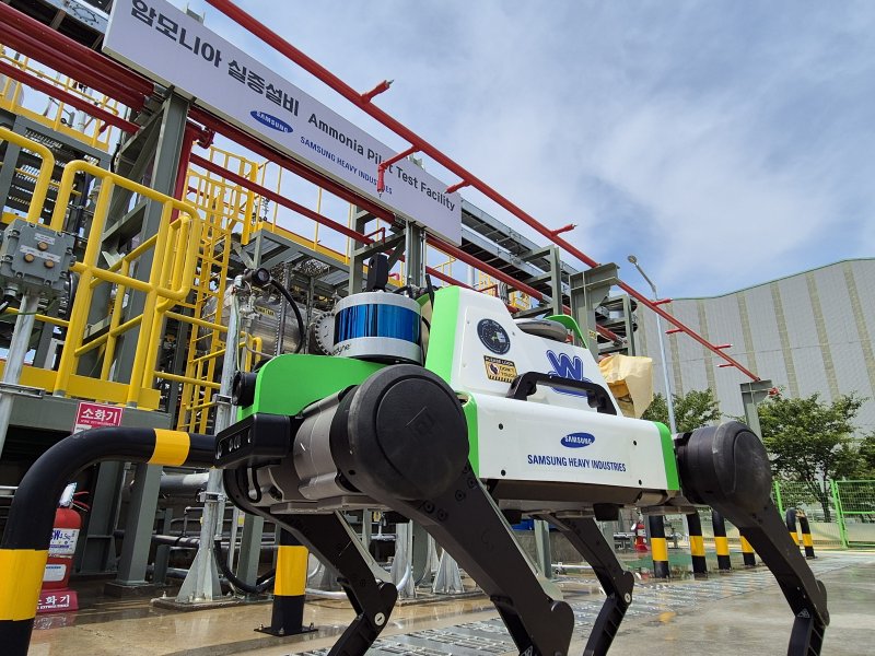 <span id='_stock_code_010140' data-stockcode='010140'>삼성중공업</span>이 개발한 4족 보행 로봇이 암모니아 실증 설비에서 안전 순찰을 하고 있다. 삼성중공업 제공