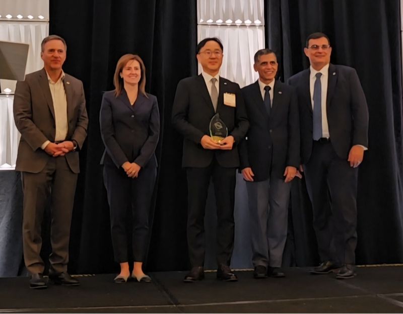 <span id='_stock_code_100840' data-stockcode='100840'>SNT에너지</span> 김형섭 대표이사(가운데)가 우수 공급자상 수상 후 벡텔 크레이그 알버트 최고운영자 사장(왼쪽 첫번째)과 기념사진을 촬영하고 있다. SNT에너지 제공