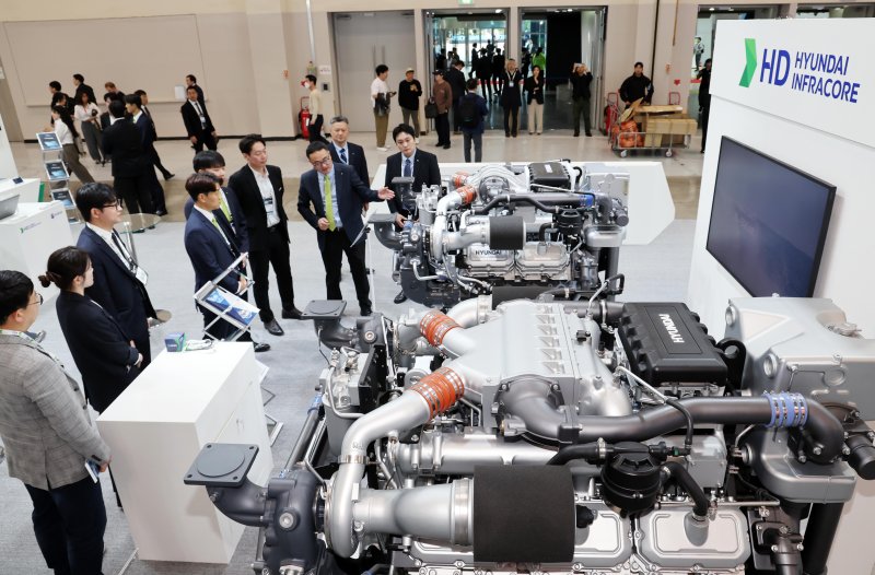 '2025 국제조선 및 해양산업전'이 열린 21일 부산 해운대구 벡스코 제1전시장에서 관람객들이 HD현대인프라코어 부스에 전시된 DX15와 DX22 등 전자식 엔진을 둘러보고 있다. 국내외 조선·해양·에너지 산업의 첨단 장비와 신기술의 발전상을 한눈에 볼 수 있는 이번 전시에는 40개국 1000여 개 기업이 참가했다. 뉴시스 제공