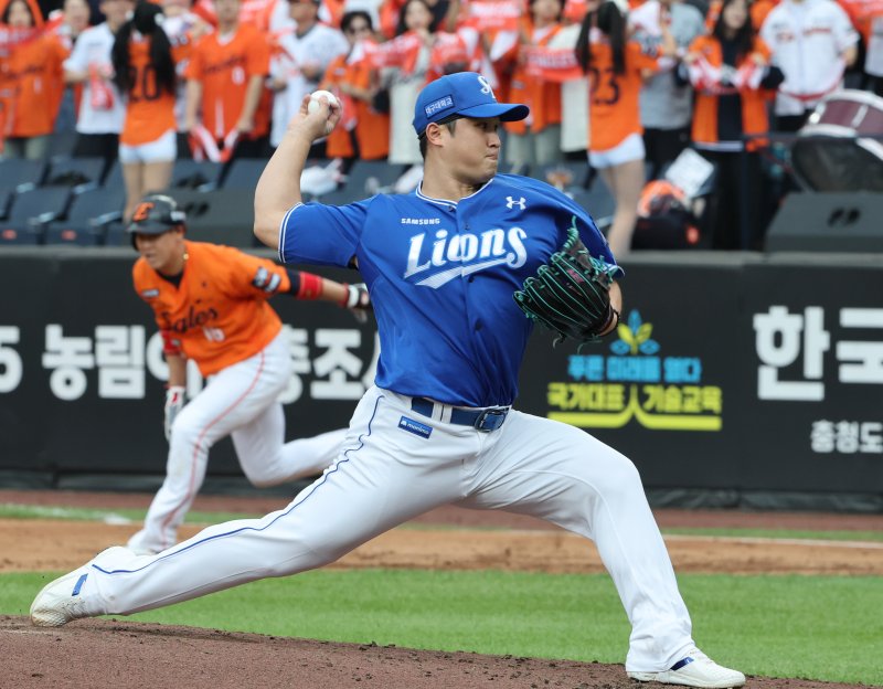 19일 대전 한화생명볼파크 열린 프로야구 2025 신한 SOL뱅크 KBO 플레이오프 2차전 삼성 라이온즈와 한화 이글스의 경기에서 삼성 선발투수 최원태가 역투하고 있다.뉴스1