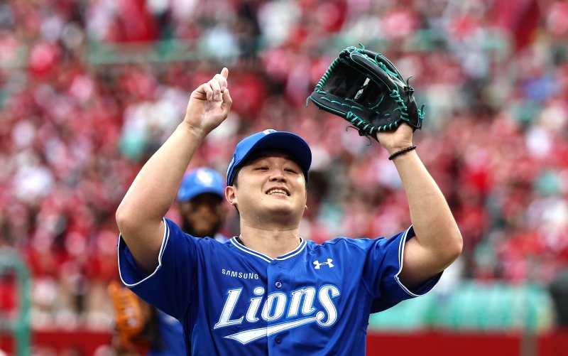 9일 오후 인천 SSG 랜더스필드에서 열린 프로야구 2025 신한 SOL뱅크 KBO 준플레이오프 1차전 삼성 라이온즈와 SSG 랜더스의 경기, 삼성 선발투수 최원태가 6회말을 무실점으로 마친 뒤 기뻐하고 있다. 뉴스1