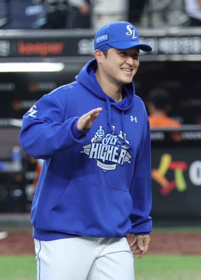 플레이오프 2차전 삼성 라이온즈와 한화 이글스의 경기, 7-3으로 승리하자 최원태 등 삼성 선수들이 기뻐하고 있다.뉴시스