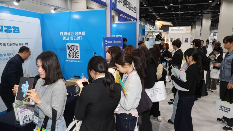 2025 민관합동 상생협력 채용박람회가 고용노동부와 한국경제인협회, 동반성장위원회 공동 주최로 21일 서울 강서구 코엑스 마곡에서 열려 구직자들이 면접을 위해 부스를 돌아보고 있다. 사진&#x3D;서동일 기자