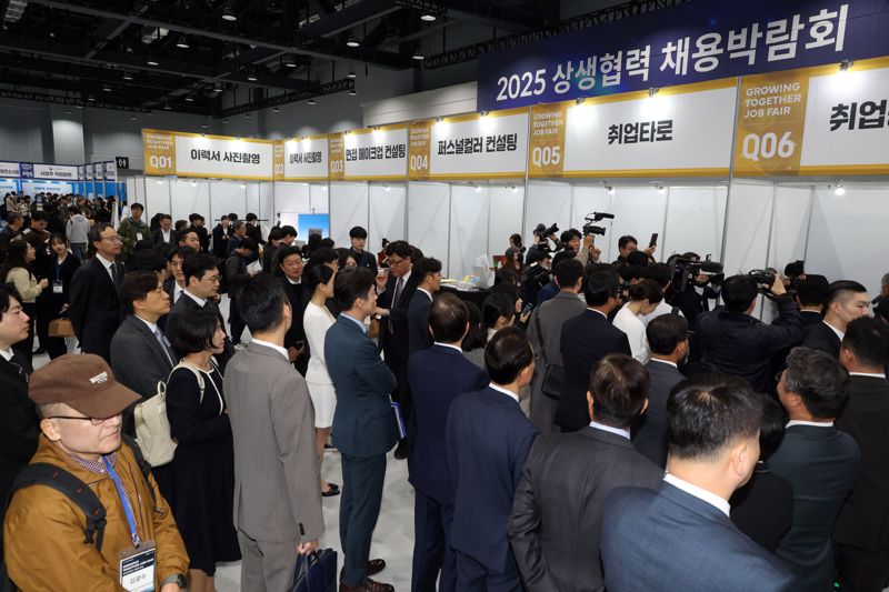 2025 민관합동 상생협력 채용박람회가 고용노동부와 한국경제인협회, 동반성장위원회 공동 주최로 21일 서울 강서구 코엑스 마곡에서 열려 구직자들이 면접을 위해 부스를 돌아보고 있다. 사진&#x3D;서동일 기자