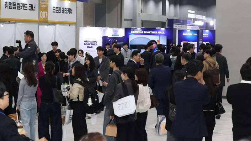 2025 민관합동 상생협력 채용박람회가 고용노동부와 한국경제인협회, 동반성장위원회 공동 주최로 21일 서울 강서구 코엑스 마곡에서 열려 구직자들이 면접을 위해 부스를 돌아보고 있다. 사진&#x3D;서동일 기자