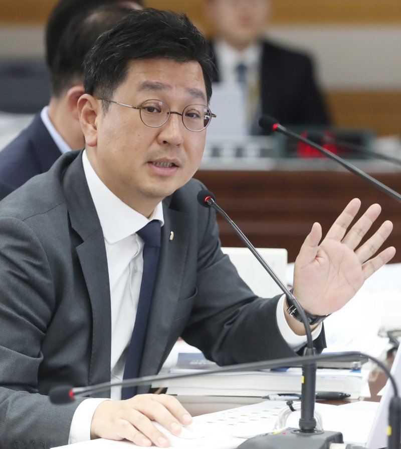 김태선 더불어민주당 의원이 21일 울산 중구 근로복지공단 본사에서 열린 국회 기후에너지환경노동위원회의 고용노동부 산하기관 12곳에 대한 국정감사에서 질의하고 있다. 뉴스1