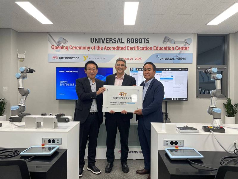 <span id='_stock_code_011690' data-stockcode='011690'>와이투솔루션</span>과 HRT로보틱스 경영진들이 테라다인로보틱스의 장 피에르 하스우트(Jean-Pierre Hathout) 대표(가운데)와 기념 촬영중이다. 와이투솔루션 제공. 