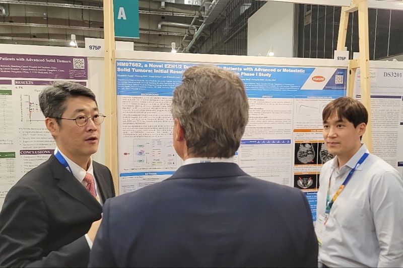 김범석 서울대병원 혈액종양내과 교수(왼쪽)와 이동준 <span id='_stock_code_128940' data-stockcode='128940'>한미약품</span> ONCO임상팀 선임연구원(오른쪽)이 지난 19일(현지시간) 독일 베를린에서 열린 유럽종양학회(ESMO Congress 2025)에서 차세대 표적항암 혁신신약으로 개발 중인 HM97662의 임상 1상 연구 내용을 참석자에게 설명하고 있다. 한미약품 제공