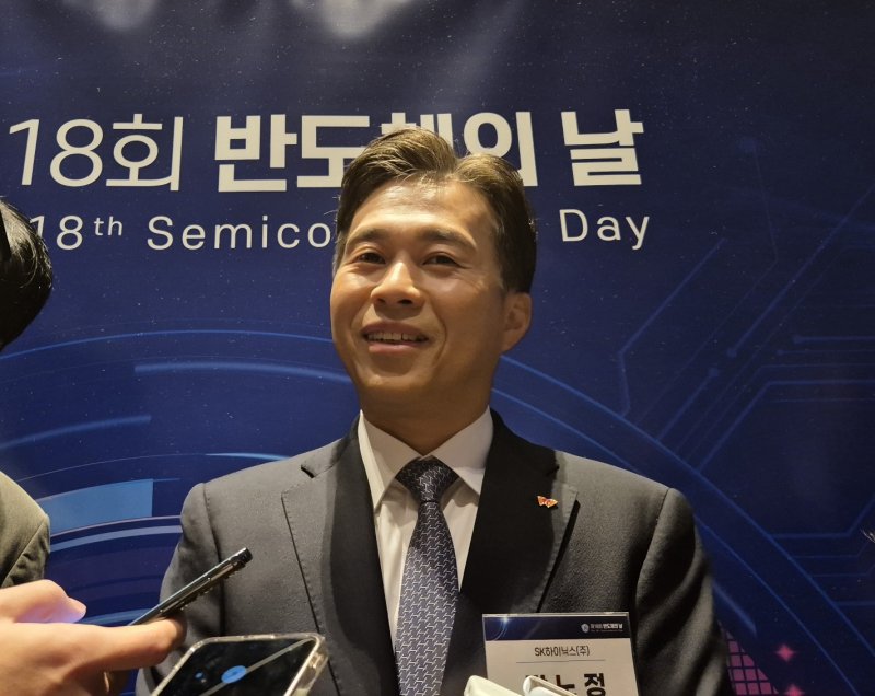 곽노정 SK하이닉스 대표이사 사장이 22일 서울 강남구 그랜드 인터컨티넨탈 서울 파르나스에서 열린 제18회 반도체의 날 행사에 참석하기 전 기자들과 질의응답을 하고 있다. 뉴스1