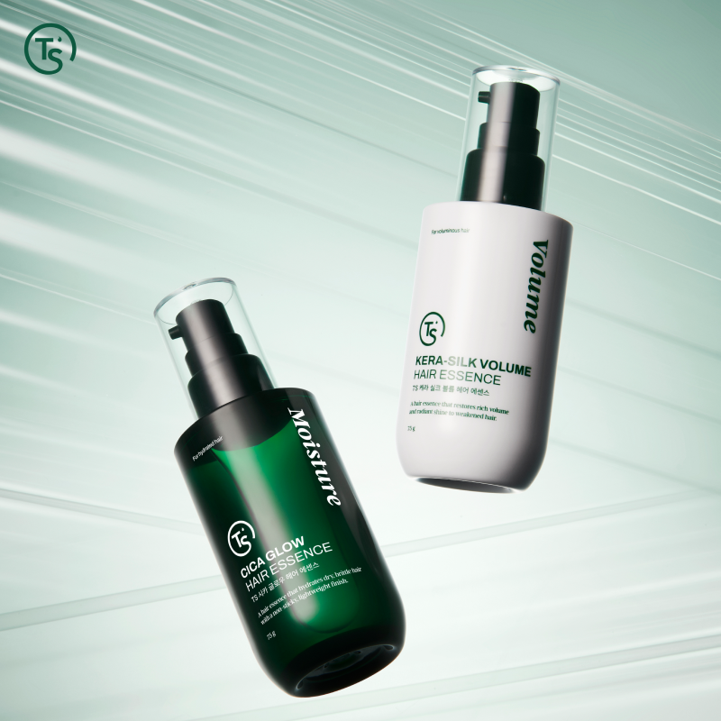 탈모 완화에 도움을 줄 수 있는 샴푸와 트리트먼트 등 다채로운 헤어 케어를 선보이던 <span id='_stock_code_317240' data-stockcode='317240'>TS트릴리온</span>이 헤어 에센스를 출시했다. 산뜻하게 스며들어 수분을 보충과 진정에 도움을 주는 시카글로우 헤어에센스와 모발에 영양과 윤기를 부여하는 케라실크 볼륨 헤어에센스다. 론칭을 기념해 10월 23일부터 자사몰을 통해 프로모션을 진행한다.