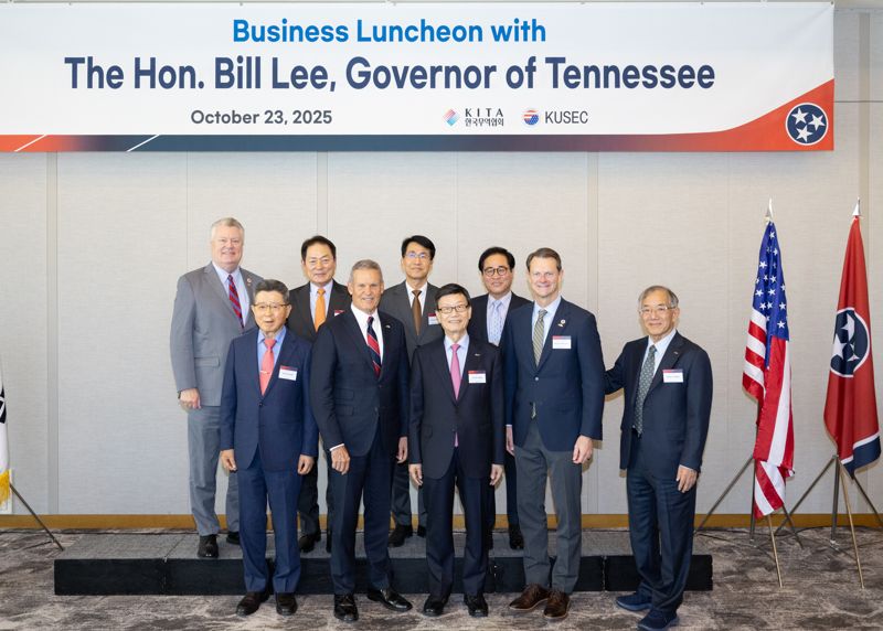 한국무역협회(KITA)가 23일 서울 강남구 삼성동 그랜드인터컨티넨탈 호텔에서 '美 테네시 주지사 초청 무역업계 간담회'를 개최한 가운데 참석한 주요 인사들이 기념촬영을 하고 있다. 앞줄 왼쪽부터 메타바이오메드 오석송 회장, 빌 리 테네시 주지사, 윤진식 한국무역협회 회장, 스튜어트 맥호터 테네시 부지사 겸 상무장관, 와이지-원 송호근 회장, 뒷줄 왼쪽부터 앨런 보든 부상무장관, 오리엔트바이오 장재진 회장, 현대자동차 김동욱 부사장, 오로라월드 노희열 회장. 사진=한국무역협회 제공