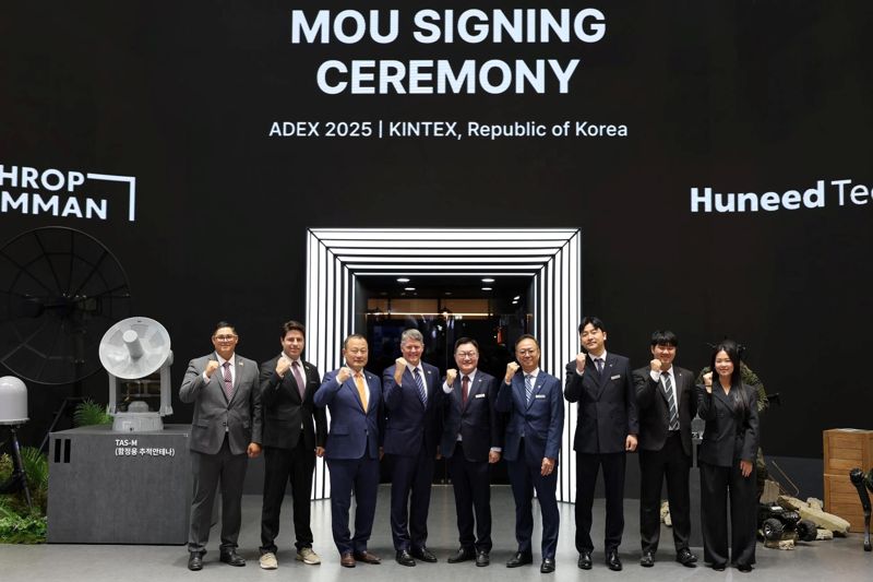 노스롭그루먼과 <span id='_stock_code_005870' data-stockcode='005870'>휴니드</span>테크놀러지스 임직원들이 양해각서 체결후 포즈를 취하고 있다. 휴니드테크놀러지스 제공