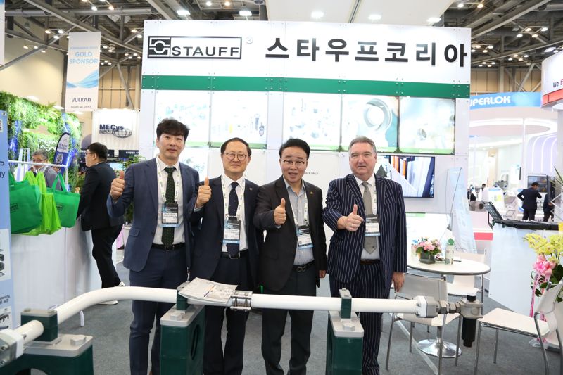 23일 부산 벡스코에서 열리고 있는 &#39;제24회 국제조선 및 해양산업전&#39;에서 부산진해경제자유구역청 박성호 청장(왼쪽 세번째)이 입주기업인 스타우프코리아 홍보부스를 찾아 회사 관계자들과 기념촬영을 하고 있다. 부산진해경제자유구역청 제공 