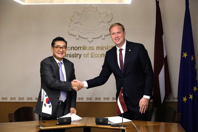 라트비아 현지 시각 10월 20일, 라트비아 경제부 청사에서 유진그룹 유경선 회장 및 <span id='_stock_code_001200' data-stockcode='001200'>유진투자증권</span> 임직원, 빅토르스 발라이니스(Viktors Valainis) 라트비아 경제부 장관 등 주요 관계자들이 참석한 가운데 협약식이 진행됐다. 협약식에서 참석자들이 기념촬영을 하고 있는 모습. 유진투자증권 제공