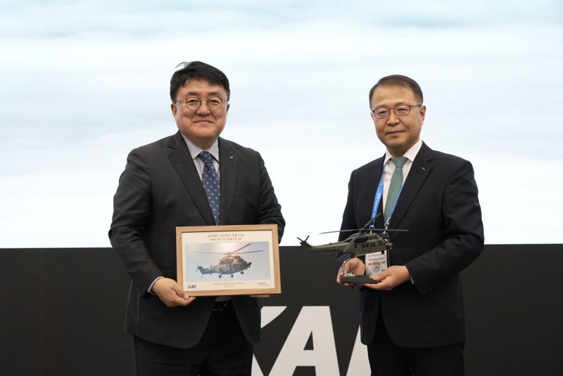 23일 고양시 킨텍스 소재 ADEX2025 KAI 전시관에서 업무협약식 후 KAI 조우래 수출마케팅부문장, <span id='_stock_code_047050' data-stockcode='047050'>포스코인터내셔널</span> 임재성 소재바이오본부장(왼쪽부터)이 포즈를 취하고 있다. KAI 제공