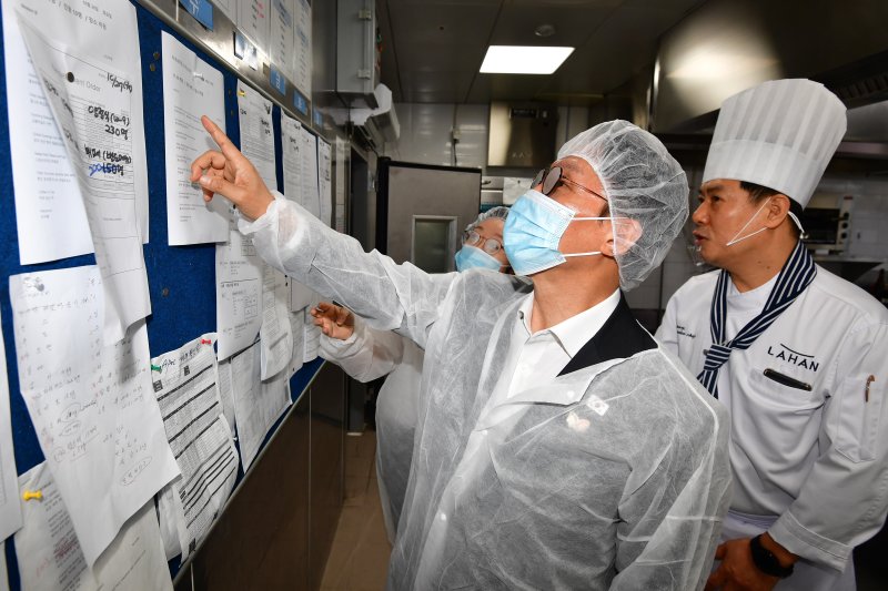 김민석 국무총리가 23일 APEC 2025 정상회의 만찬장이 마련된 라한셀렉트 경주 조리실에서 오유경 식품의약품안전처장과 함께 현장을 점검하고 있다. 뉴스1
