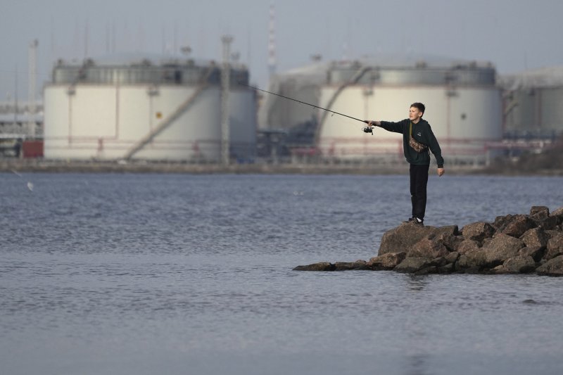 ] 러시아 페테르스부르크에 연한 핀란드만에서 러시아 석유비축 탱크가 보인다.    사진&#x3D;뉴시스