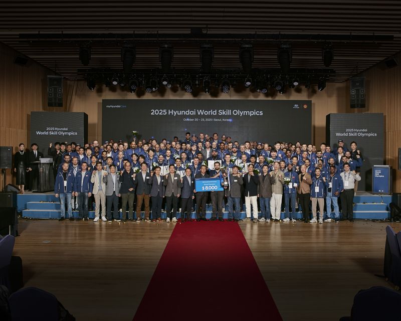 지난 23일, 제15회 월드스킬올림픽 참가자들이 시상식 이후 단체사진을 촬영하는 모습. 사진&#x3D;현대차그룹 제공