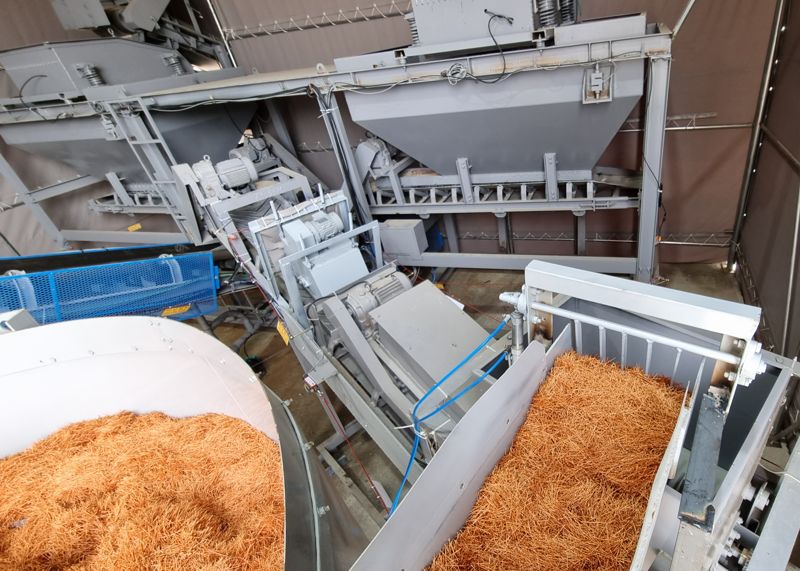 PET 섬유복합체 혼합 과정 모습. <span id='_stock_code_001880' data-stockcode='001880'>DL건설</span> 제공