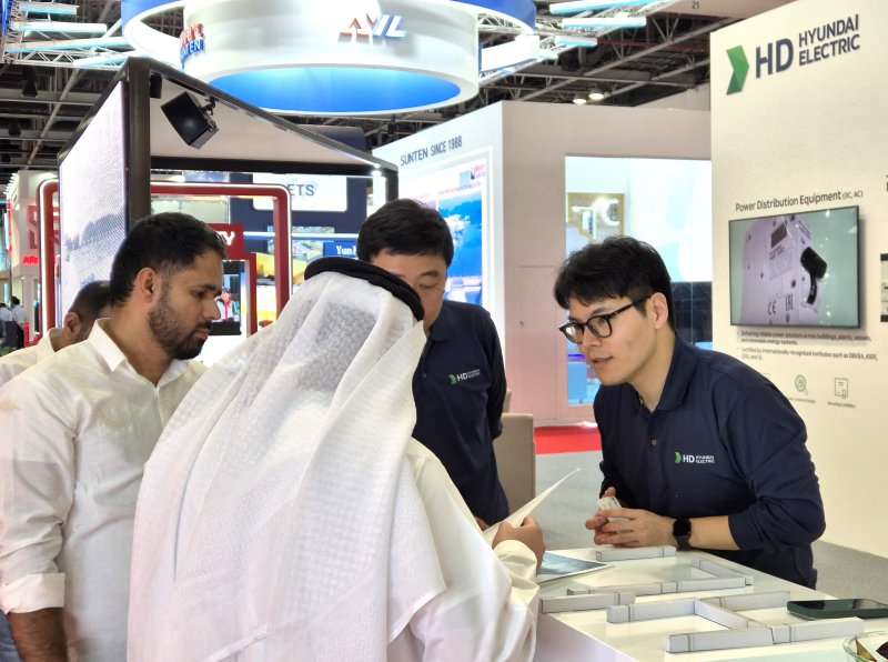 <span id='_stock_code_267260' data-stockcode='267260'>HD현대일렉트릭</span> 관계자가 아랍에미리트(UAE) 두바이에서 열린 중동 최대 물·에너지·환경기술 박람회 &#39;WETEX 2025&#39;에서 제품을 설명하고 있다. 사진&#x3D;뉴스1