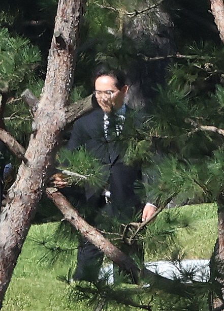 이재용 <span id='_stock_code_005930' data-stockcode='005930'>삼성전자</span> 회장이 24일 오전 경기도 수원시 장안구 소재 고(故) 이건희 삼성 선대회장 선영에서 열린 5주기 추도식에 참석하고 있다. 뉴스 1