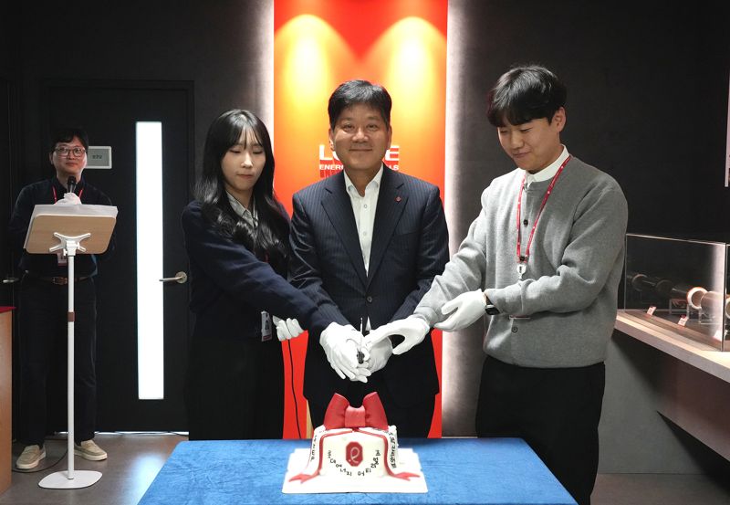 김연섭 <span id='_stock_code_020150' data-stockcode='020150'>롯데에너지머티리얼즈</span> 대표이사(왼쪽 두번째)와 연구소 직원들이 24일 경기도 의왕연구소 확장 이전 기념식에 참석해 기념촬영을 하고 있다. 롯데에너지머티리얼즈 제공