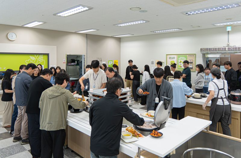 지난 22일 한국해양수산개발원 구내식당에서 진행된 ‘우리 수산물 한 끼 실천 프로젝트, 점심해’ 3차 시범사업 현장 모습. 한국해양수산개발원 제공