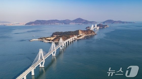 거가<span id='_stock_code_019680' data-stockcode='019680'>대교</span> 전경.(경남 거제시 제공. 재판매 및 <span id='_stock_code_012030' data-stockcode='012030'>DB</span> 금지) /사진=뉴스1