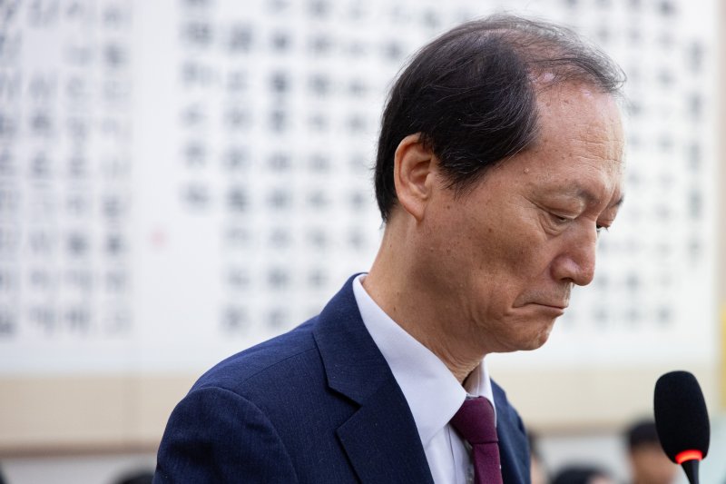이완규 전 법제처장이 24일 서울 여의도 국회에서 열린 법제사법위원회의 법제처에 대한 국정감사에 출석해 증인선서를 거부하고 있다. 사진=뉴스1