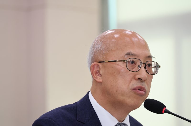 조원철 법제처장이 24일 오전 서울 여의도 국회에서 열린 법제사법위원회의 법제처에 대한 국정감사에서 질의에 답하고 있다. 사진=뉴시스