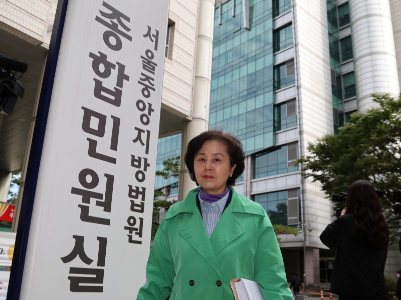 김영선 전 국민의힘 의원이 24일 오전 서울 서초구 서울중앙지방법원에서 열린 김건희 여사의 <span id='_stock_code_067990' data-stockcode='067990'>도이치모터스</span> 주가 조작·통일교 뇌물·공천 개입 등 혐의 4차 공판에 증인으로 출석하고 있다. 사진=뉴스1