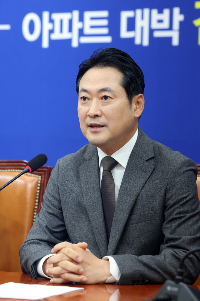 장동혁 국민의힘 대표가 25일 오전 서울 영등포구 여의도 국회에서 열린 기자간담회에서 모두발언을 하고 있다. 뉴스1