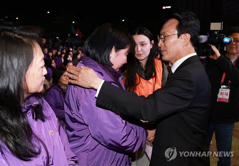25일 서울 중구 서울광장에서 열린 10.29 이태원참사 3주기 시민추모대회에서 김민석 국무총리가 희생자 유가족들을 위로하고 있다.연합뉴스
