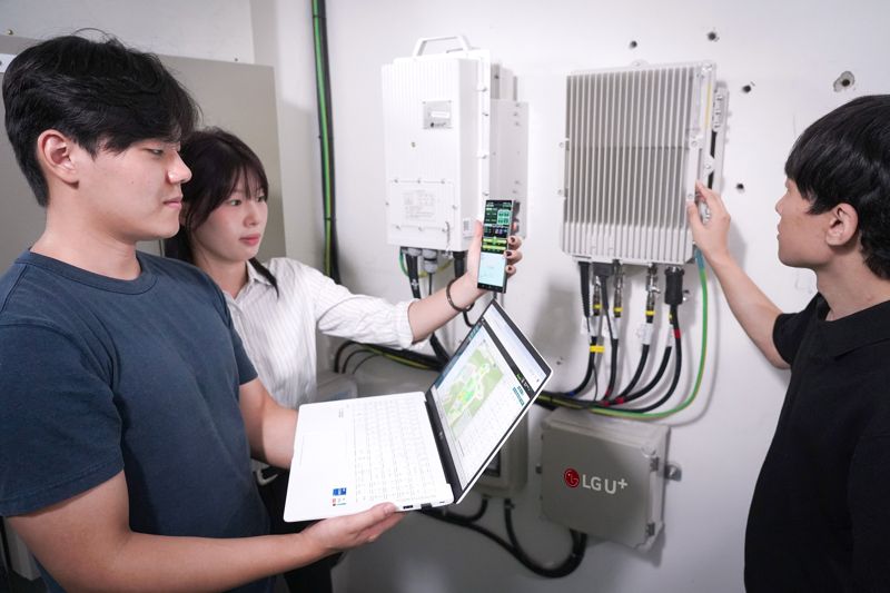 <span id='_stock_code_003550' data-stockcode='003550'>LG</span>유플러스 임직원과 금오공대 학생들이 구축된 오픈랜 장비를 실증하는 모습. <span id='_stock_code_032640' data-stockcode='032640'>LG유플러스</span> 제공