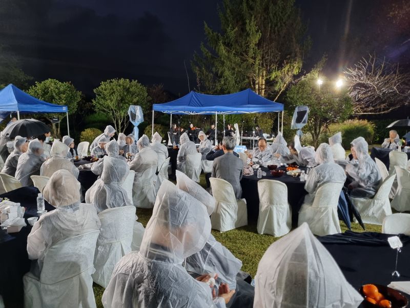 명선차문화연구원 '제3회 다도 시음회·음악회'는 가을비가 촉촉히 내리는 은은한 분위기 속에 열렸다. 명선차문화연구원 제공