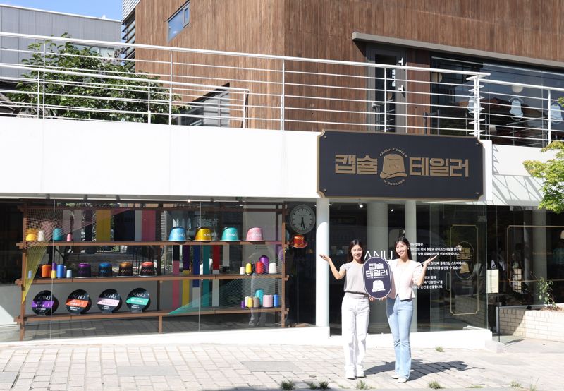<span id='_stock_code_026960' data-stockcode='026960'>동서</span>식품 모델들이 서울 종로구 북촌에 문을 연 '카누 캡슐 테일러 in 북촌'을 소개하고 있다. 동서식품 제공 