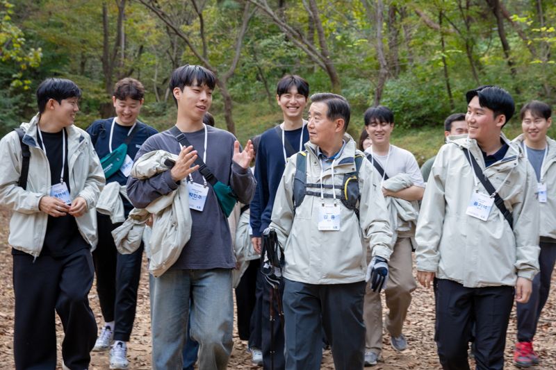 김윤 <span id='_stock_code_000070' data-stockcode='000070'>삼양홀딩스</span> 회장(첫째줄 왼쪽 세번째)이 지난 24일 경기 과천 서울대공원 산림욕장에서 임직원들과 10.1km 거리의 '퍼포즈 워크' 트레킹을 하고 있다. 삼양홀딩스 제공