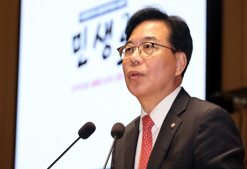 송언석 국민의힘 원내대표가 26일 오후 서울 여의도 국회에서 열린 의원총회에서 발언을 하고 있다. 뉴시스