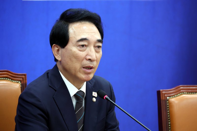 박수현 더불어민주당 수석대변인이 26일 서울 여의도 국회에서 열린 현안관련 기자간담회에서 발언을 하고 있다. 뉴시스