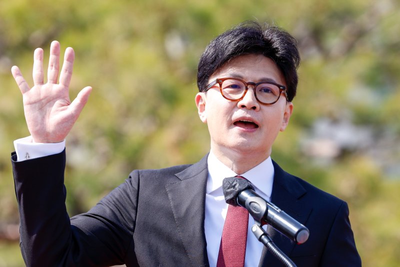 한동훈 국민의힘 전 대표가 10일 오후 서울 여의도 국회 분수대 앞에서 제21대 대통령 선거 출마를 선언하고 있다. 2025.4.10/뉴스1 ⓒ News1 안은나 기자 /사진=뉴스1