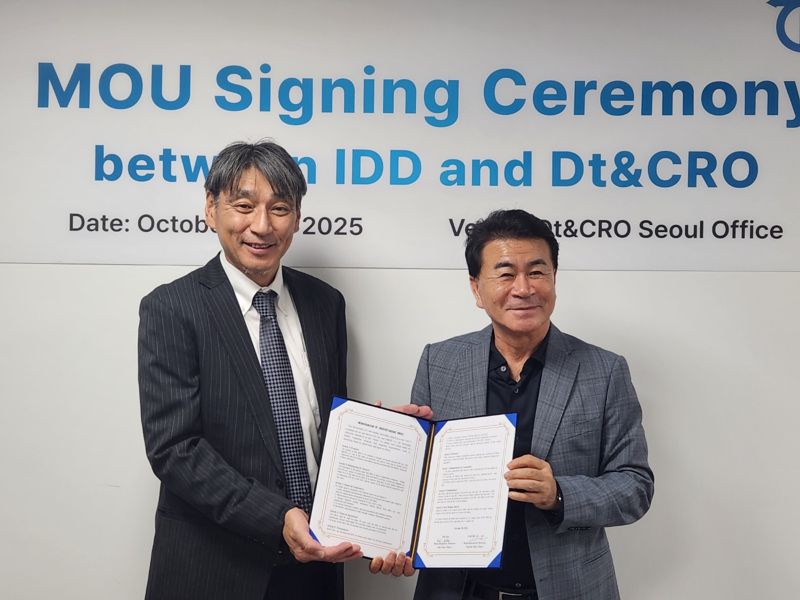 박채규 <span id='_stock_code_187220' data-stockcode='187220'>디티앤씨</span>알오 대표(오른쪽)가 사토 코지 IDD 대표와 지난 24일 전략적 업무협약을 체결한 뒤 기념 촬영을 하고 있다. <span id='_stock_code_383930' data-stockcode='383930'>디티앤씨알오</span> 제공