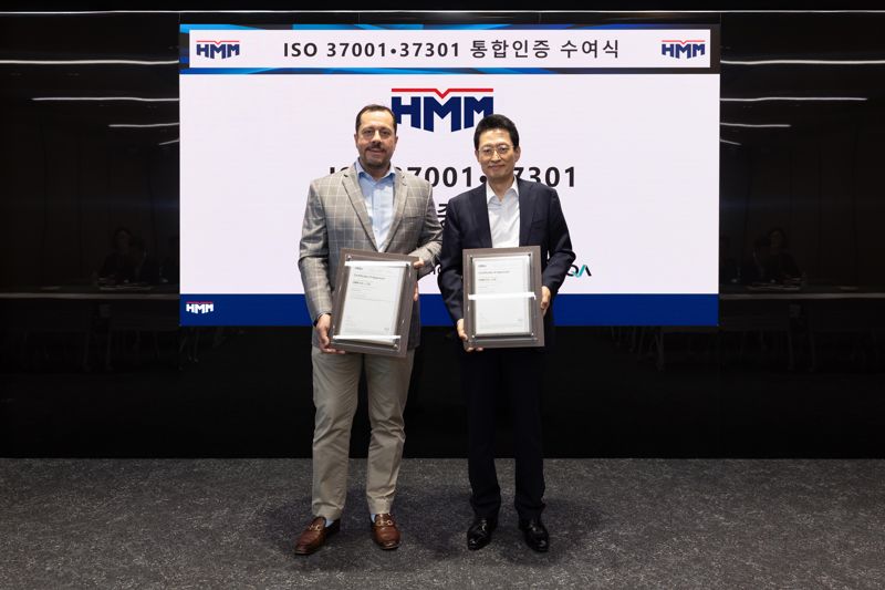 지난 24일 <span id='_stock_code_011200' data-stockcode='011200'>HMM</span> 여의도 사옥에서 개최된 ISO 37001, 37301 인증서 수여식에서 최원혁 HMM 대표이사(오른쪽)와 포티스 캄푸리스(MR. Fotis Kampouris) LRQA 아시아·태평양 총괄부사장이 포즈를 취하고 있다. HMM 제공