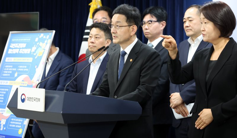 윤창렬 국무조정실장이 지난 9월 22일 오후 서울 종로구 정부서울청사에서 국민주권정부청년정책 추진방향 브리핑을 하고 있다. 뉴시스 제공