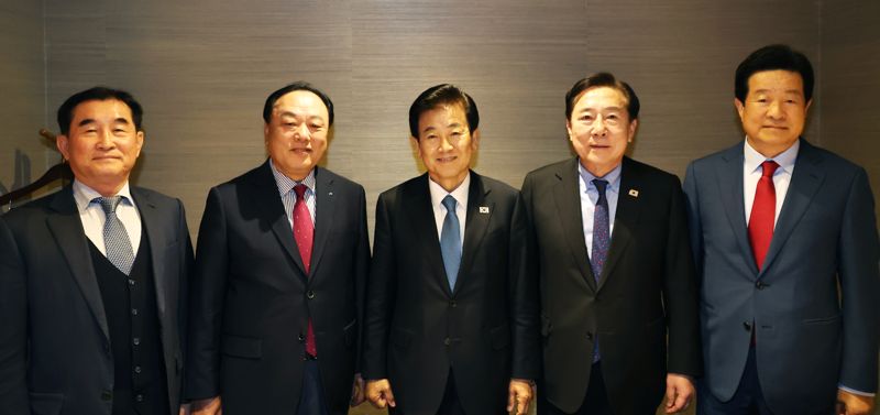 (왼쪽부터)이재철 제씨콤 대표, 배해동 태성그룹·<span id='_stock_code_214420' data-stockcode='214420'>토니모리</span> 회장, 정동영 통일부 장관, 김기문 중소기업중앙회장, 문창섭 삼덕통상. 중소기업중앙회 제공