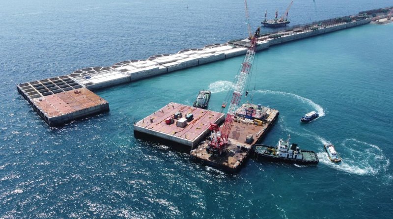 울릉공항 케이슨 설치 모습. <span id='_stock_code_375500' data-stockcode='375500'>DL이앤씨</span> 제공