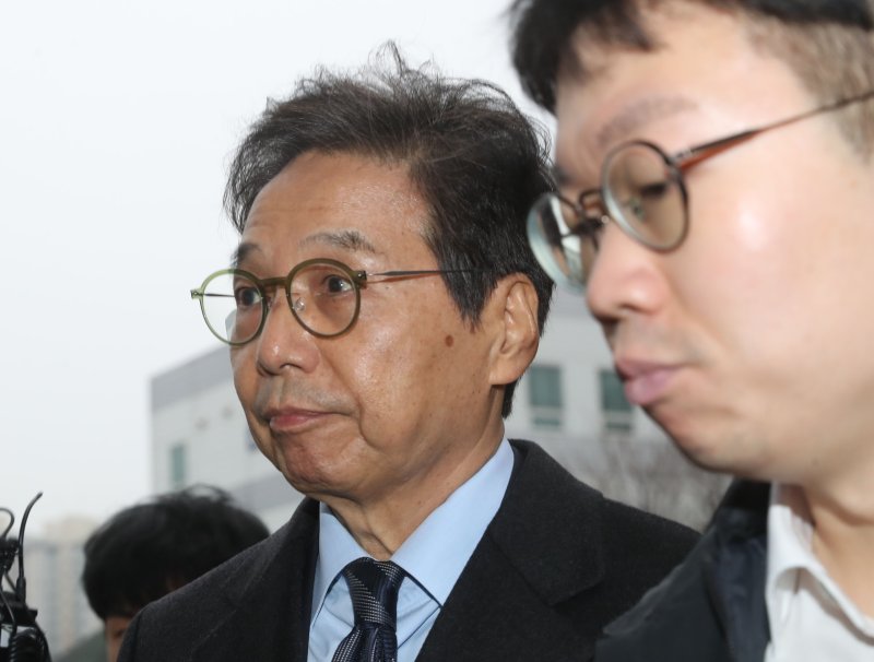 박영우 대유위니아 그룹 회장이 지난해 2월 19일 오전 경기 성남시 수정구 수원지방법원 성남지원에서 구속 전 피의자심문(영장실질심사)을 받기 위해 법정으로 향하고 있다. 뉴스1