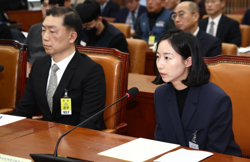 박은진 대유에이택 부사장이 올해 1월 21일 오전 서울 여의도 국회 환경노동위원회에서 열린 쿠팡 택배노동자 근로 조건 개선·대유위니아그룹 임금체불 관련 청문회에 출석, 의원 질의에 답변하고 있다. 왼쪽은 박현철 위니아전자 전 대표. 뉴스1