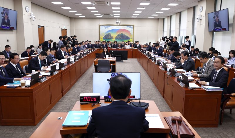 윤한홍 국회 정무위원장이 14일 국회에서 열린 정무위원회의 공정거래위원회, 개인정보보호위원회 등 기관에 대한 국정감사에서 의사봉을 두드리고 있다. 뉴스1